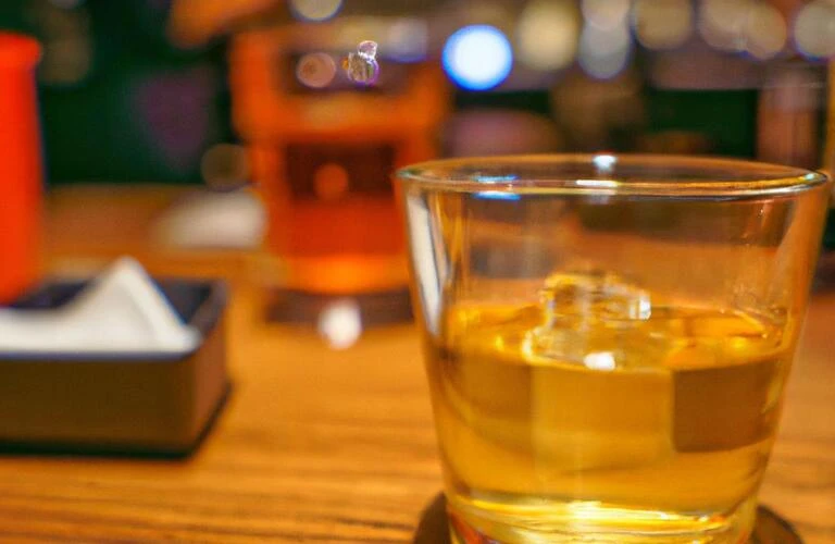 隠れ家のようなおしゃれな居酒屋で、美味しいウイスキーと料理を楽しもう。