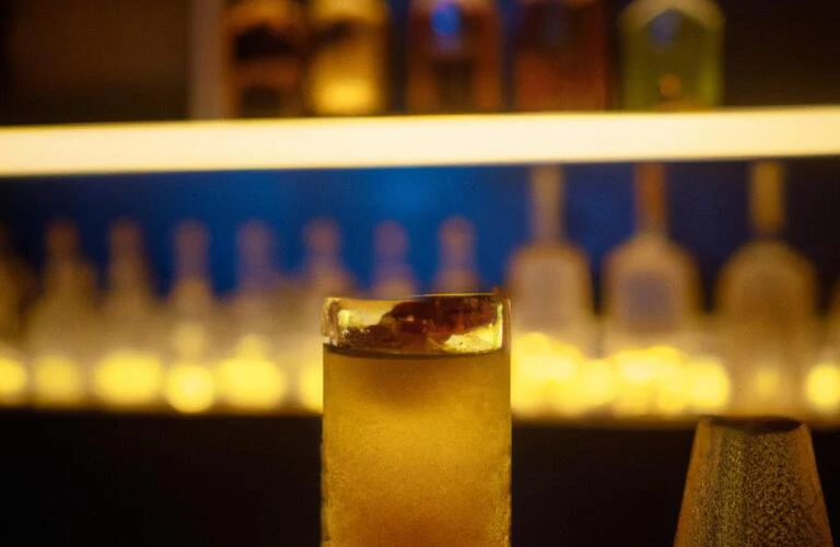 新たな出会いを演出するおしゃれBARでのひとり飲み