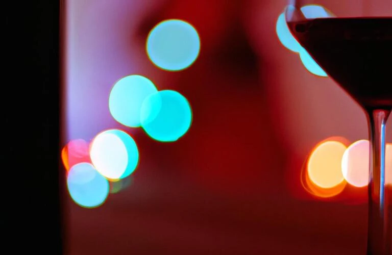 夜の静けさの中で、一人でもワインを嗜む贅沢な時間を。